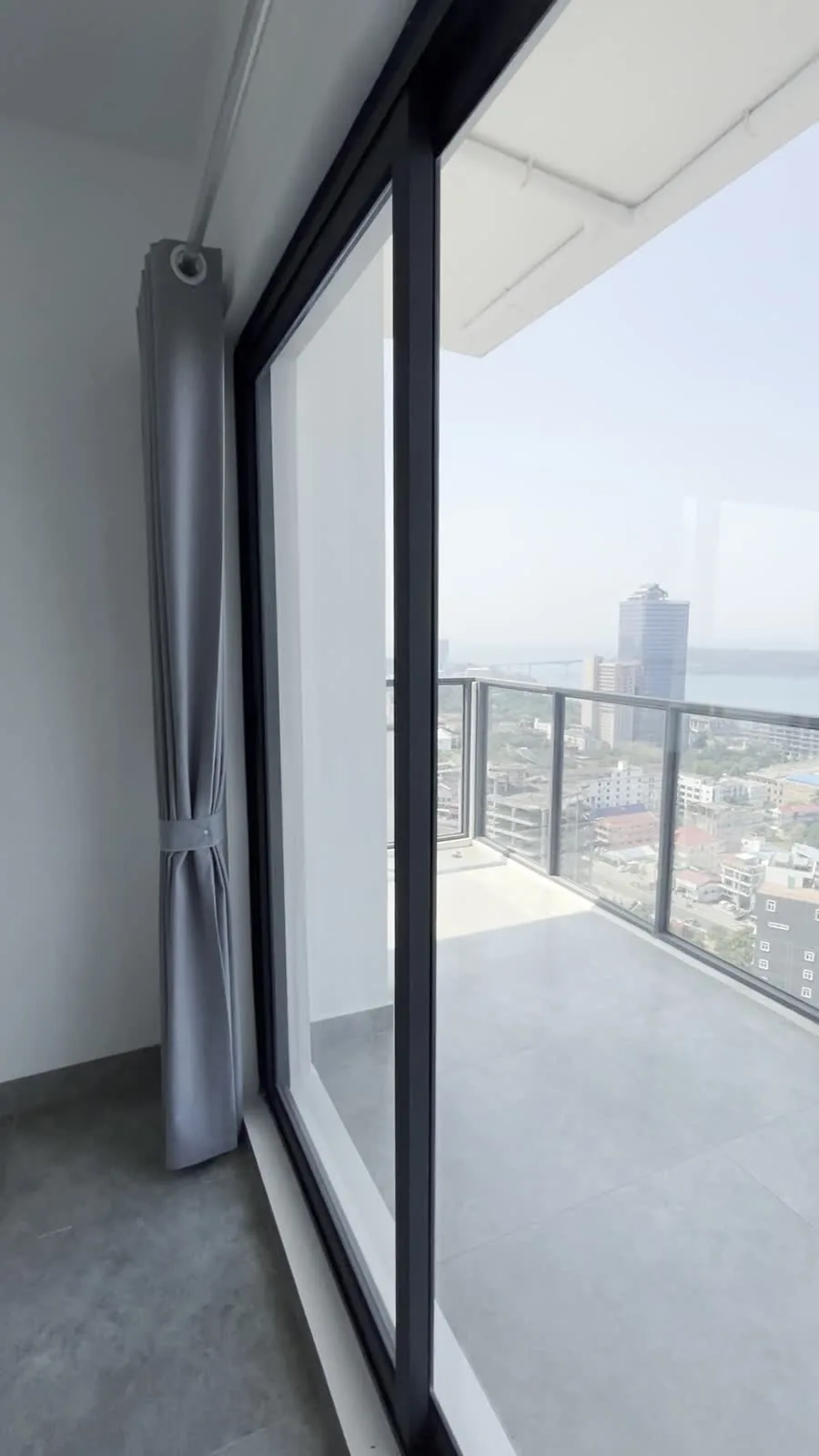 Air Apartments, balkon sa pogledom na more, snimak telefonom 2026