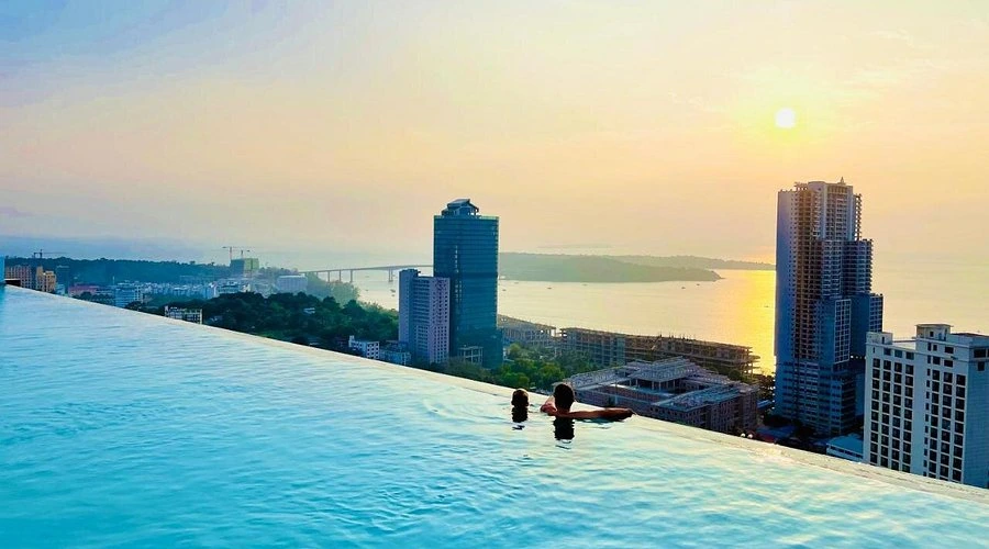 Air Apartments, krovni bazen sa pogledom na more i grad u zalasku sunca