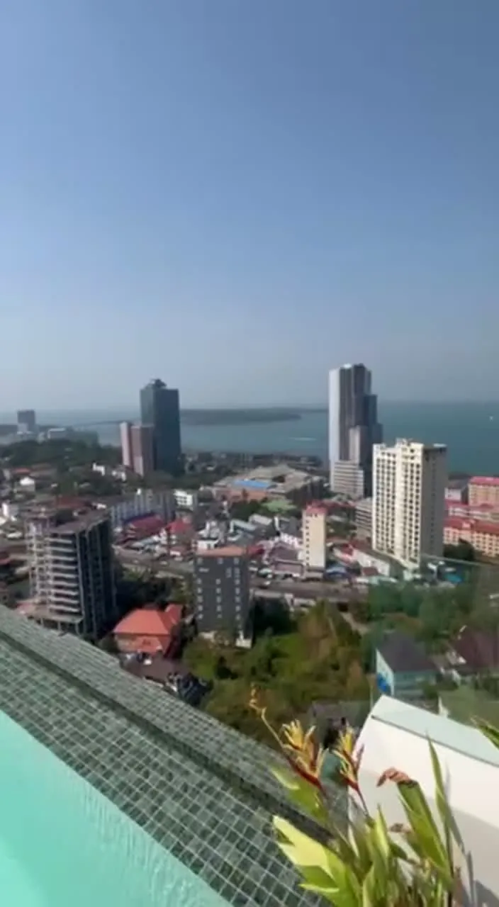 Air Apartments, pogled sa krova na grad, snimak telefonom 2026