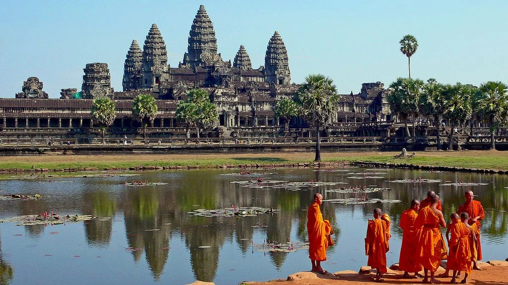 Angkor Vat i monasi u narandžastim odorama pored vode