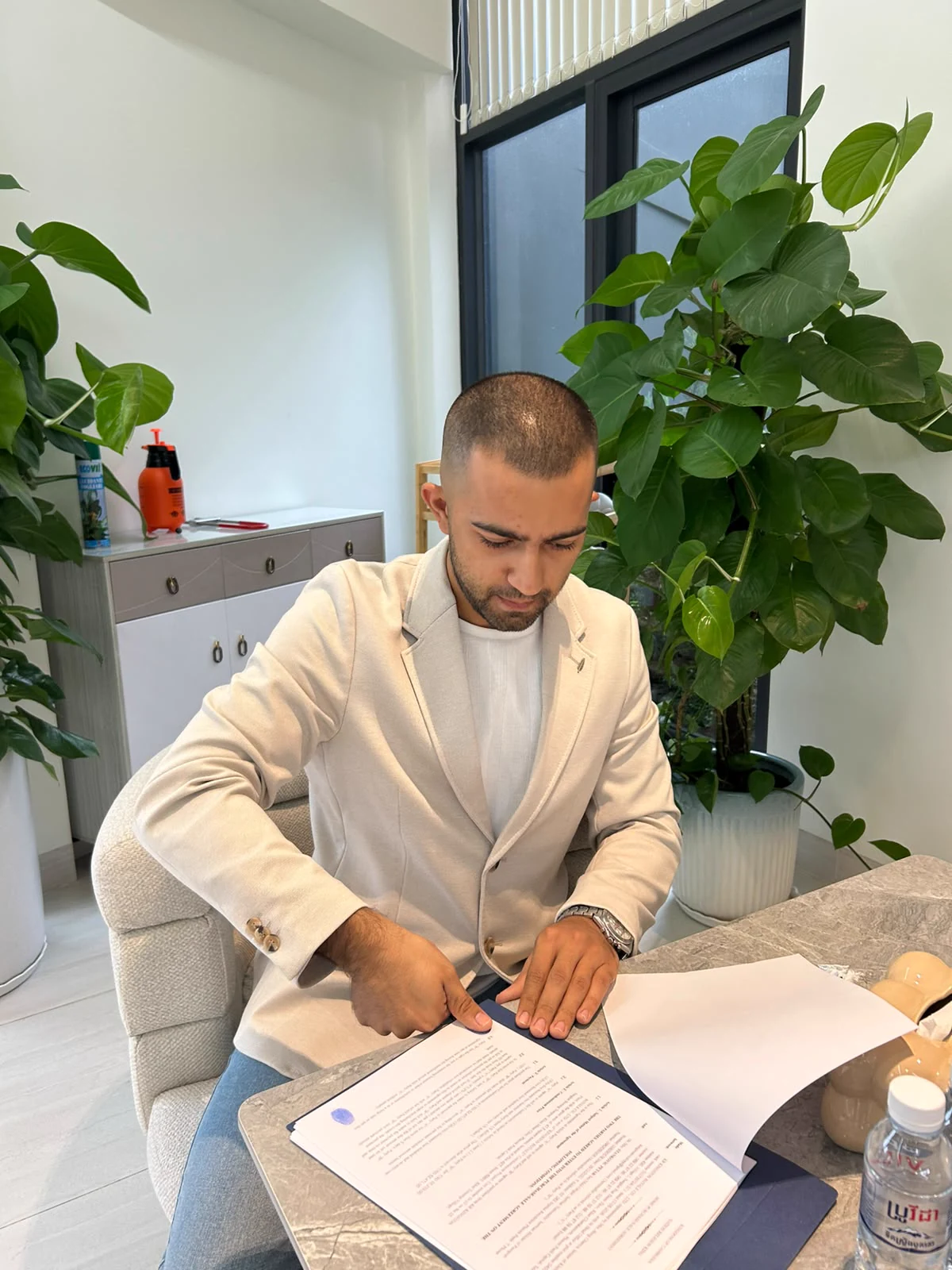 Petar Stanković potpisuje ugovor za stan u Kambodži