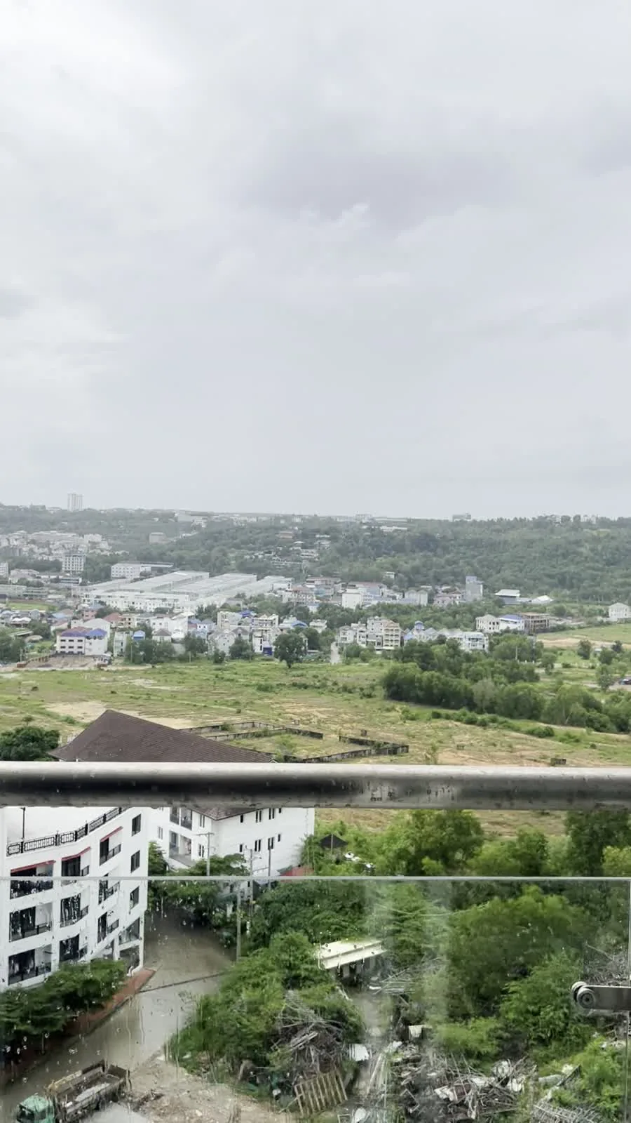 Pogled na Phnom Penh sa višeg sprata, snimak telefonom 2026